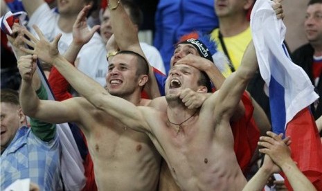 Fans Rusia merayakan kemenangan timnya atas Republik Ceska di laga Grup A Piala Eropa 2012 di Wroclaw, Polandia, Jumat (8/6). 