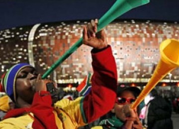 Fans sedang meniup vuvuzela saat perhelatan Piala Dunia 2010 Afrika Selatan.