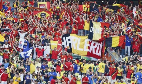 Fans Timnas Belgia menyaksikan timnas kebangaannya saat menghadapi Aljazair di laga Grup H Piala Dunia 2014 Brasil di Stadion Mineirao, Belo Horizonte, Selasa (17/6). 