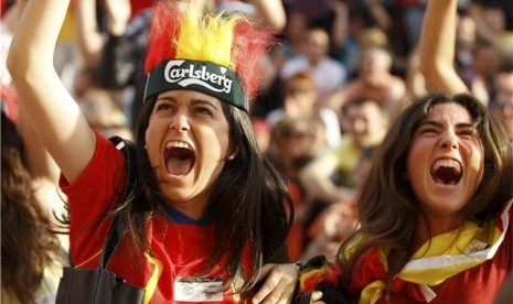 Fans wanita Spanyol meluapkan emosinya saat nonton bareng pertandingan Spanyol lawan Italia di Zona Fans Di Gdansk, Polandia, Ahad (10/6). 