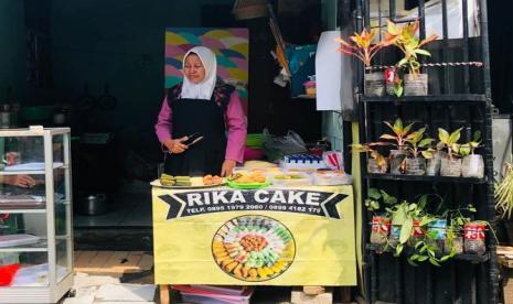 Farika Linda, salah seorang nasabah dan peserta binaan PNM yang berjualan kue