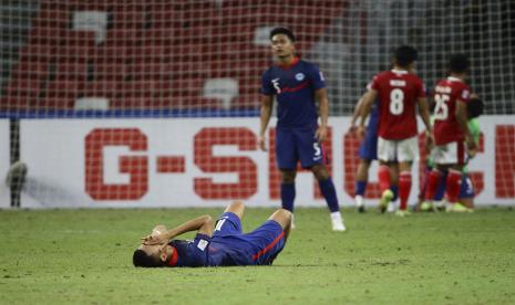 Faris Ramli dari Singapura, depan, bereaksi pada peluit akhir pertandingan leg kedua semifinal Piala Suzuki AFF 2020 antara Indonesia dan Singapura di Singapura, Sabtu, 25 Desember 2021.