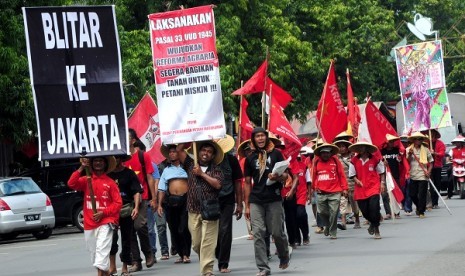 Farmers from Blitar, East Java, stage a protest by walking from Blitar to Jakarta. They ask government to settle the land dispute case over the legal status of a former plantation in Blitar. According to Head of National Land Agency (BPN), Hendarman Supand