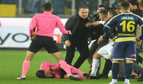 Presiden klub Turki Ankaragucu, Faruk Koca (ketiga kiri) saat meninju wasit.