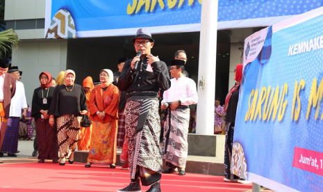 Fashion Show Menaker. Menaker Hanif Dhakiri mengikuti fashion show demi mempopulerkan sarung.