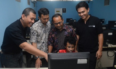 Fasilias laboratorium komputer di Sekolah MasTer, Depok. Laboratorium ini merupakan dukungan dari Alcatel-Lucent Indonesia melalui program CSR mereka bertajuk ConnectEd Indonesia