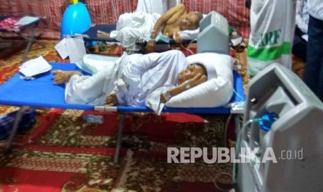  Fasilitas alat oksigen untuk jamaah haji yg sakit di Klinik Kesehatan Haji Indonesia (KKHI), Arafah, Sabtu (10/9). (Republika/Amin Madani)