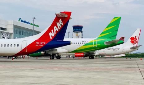 Fasilitas apron pesawat udara di Bandara Internasional Jenderal Ahmad Yani, Kota Semarang. Kembalinya sektor penerbangan meningkatkan emisi karbon.