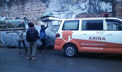 Fasilitas Arina hasil kerja sama Cita Sehat Foundation dan Rumah Zakat mengantarkan jenazah ke TPU  Puncak Sekuning, Lilir Bar, Kota Palembang, Rabu (6/7)