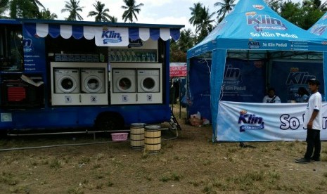 Fasilitas cuci dengan mesin cuci gratis di posko desa Ulakan, Karangasem.