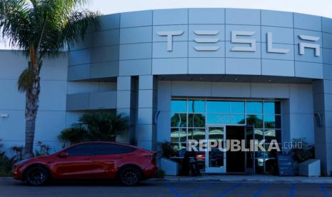 Fasilitas kendaraan Tesla Inc. terlihat di Costa Mesa, California, AS, 1 November 2023.
