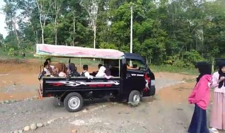 Fasilitas mobil pickup yang setiap hari antar jemput anak-anak desa yang berjarak 5 kilometer dari Rumah Quran.