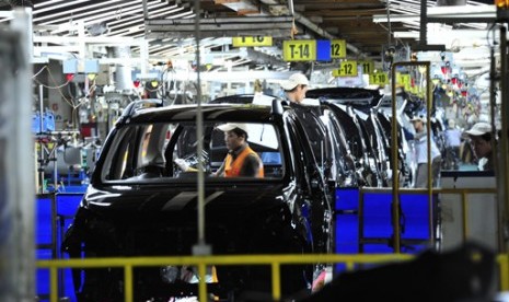 Fasilitas perakitan mobil PT Astra Daihatsu Motors tengah merakit dan menguji beberapa mobil. (Foto: Republika/Yogi Ardhi)