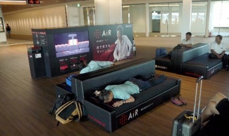 Fasilitas sofa empuk di Bandara Narita, Jepang.