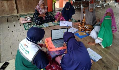 Fasilitator Desa Berdaya Guha Uleue, Kecamatan Kuta Makmur, Aceh Utara dalam rangka pendampingan program pendidikan bahasa inggris yang didanai oleh Bank Syariah Indonesia.