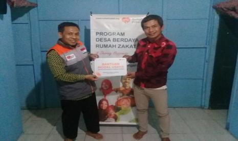 Fasilitator Desa Berdaya Jatinegara, M. Rohadi Ab menyalurkan modal usaha dari Rumah Zakat untuk Fakihudin seorang pedagang yang terdampak Covid-19, pada Jumat ( 17/ 7). 