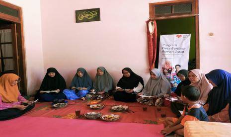 Fasilitator Desa Berdaya Mujur Asih Sholihah menghadiri jadwal pembinaan rutin dengan mengajar mengaji, membaca Alquran, membaca Iqro