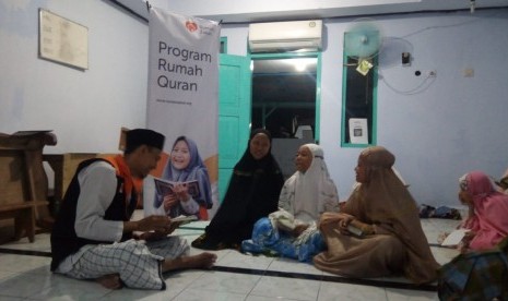 Fasilitator Desa Berdaya Rumah Zakat desa berdaya Gilimanuk menyalurkan bantuan karpet sholat kepada Rumah Quran Minhajut Tholab Gilimanuk, Kabupaten.