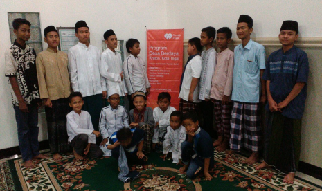 Fasilitator Desa Berdaya Rumah Zakat di Desa Kraton membina anak anak binaan di Masjid Nurul Islam. 