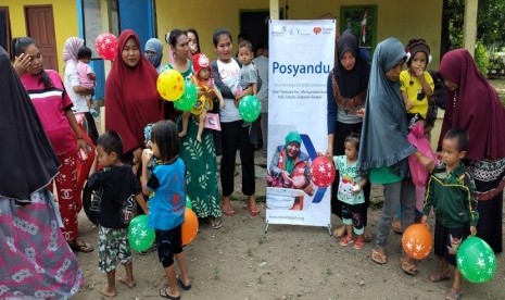 Fasilitator Desa Berdaya Rumah Zakat membantu kegiatan Posyandu desa Topejawa