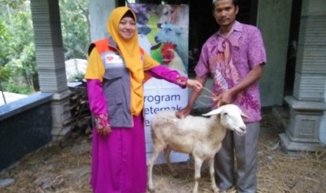 Fasilitator desa berdaya Rumah Zakat memberikan anakan kambing untuk 5 orang warga binaan di Desa Berdaya Sawangan, Depok. 