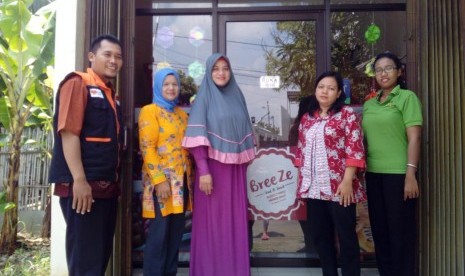 Fasilitator Desa Berdaya Rumah Zakat mengajak tiga emak-emak dari desa berdaya Palebon mendatangi pemilik toko roti Breeze di Pedurungan, Semarang, Senin (25/2). 