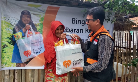 Fasilitator Desa Berdaya Suka Maju Fauzi  menyalurkan 10 Paket Bingkisan Lebaran Keluarga (BLK) persembahan dari Adam Bilfagih.