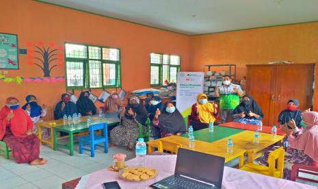 Fasilitator Desa Berdaya Sukadalem binaan Rumah Zakat bekerja sama dengan Yayasan Almaghfiroh BPJS Ketenagakerjaan menyelenggarakan kegiatan pertemuan dan juga edukasi wirausaha yang diperutukkan bagi seluruh Penerima Manfaat Program wirausaha di Desa Berdaya Sukadalem, Kabupaten Serang, Ahad (14/2).