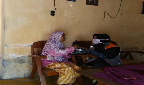 Fasilitator Desa Rumah Zakat, Eka Restia membagikan sembako untuk warga Desa Jetis, Dagangan, Madiun. Bantuan yang diberikan merupakan hasil dari Program Sedekah Rp. 3000 yang merupakan turunan dari Program Gerakan Sejuta Masker. Bantuan tersebut diberikan kepada 2 warga Jetis, yakni Sutilah dan Misiyem. Keduanya merupakan warga Desa Jetis yang bekerja sebagai buruh tani, Senin (20/4).