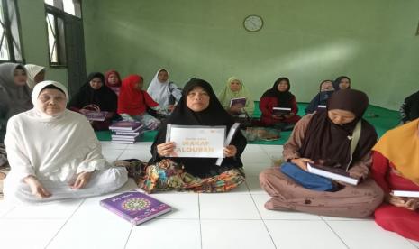 Fasilitator Rumah Zakat desa berdaya Situgede, Yanto, menyerahkan 27 bantuan Alquran untuk ibu-ibu yang rutin mengikuti pengajian, Jumat (17/12). 