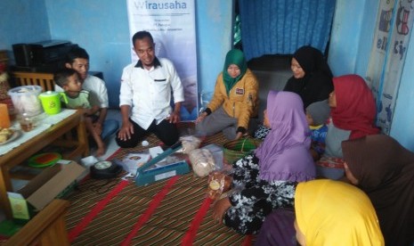 Fasilitator Rumah Zakat di Dusun Sirnarasa Desa Cibugel Kecamatan Cibugel, Sumedang menjalankan program pemberdayaan ekonomi.