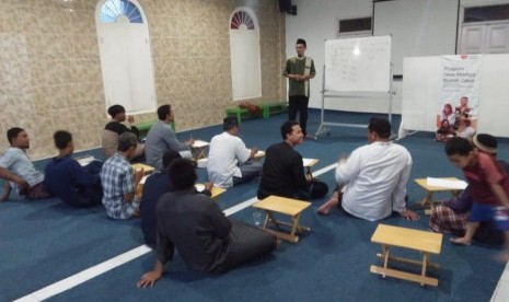 Fasilitator Rumah Zakat kampung Bugis Serangan, Bali menggelar kelas bahasa Arab yang diikuti oleh jamaah masjid Asy-syuhada.