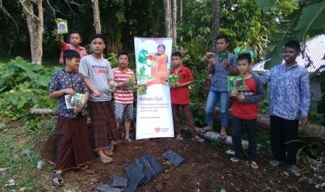 Fasilitator Rumah Zakat kenalkan kebun gizi kepada para remaja salah satu desa berdaya.