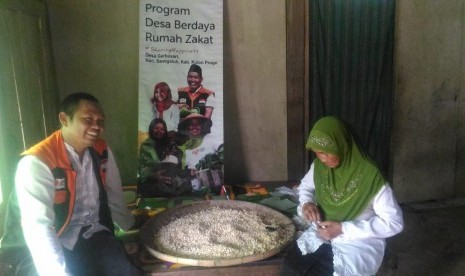 Fasilitator Rumah Zakat memberi bantuan usaha kepada warga Gerbosari, Kulon Progo.