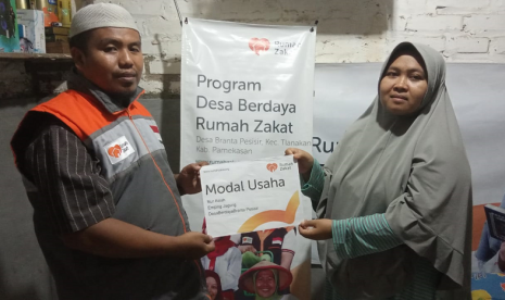 Fasilitator Rumah Zakat memberikan bantuan modal usaha ke-3 kepada Nurasiah.