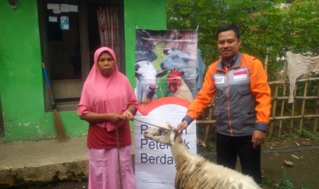  Fasilitator Rumah Zakat memberikan bantuan untuk janda di Desa Berdaya. 