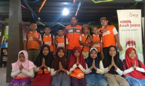 Fasilitator Rumah Zakat membina siswa-siswa sekolah Juara.