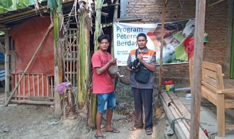 Fasilitator Rumah zakat menyalurkan bantuan bibit kelinci kepada empat penerima manfaat di Desa Berdaya Pojok, Kecamatan Tawangharjo, Kabupaten Grobogan.