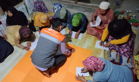  Fasilitator Rumah Zakat untuk Desa Berdaya Tamansuruh, Banyuwangi M. Bagus Setiawan menginisasi kegiatan Keaksaraan Fungsional (KF).