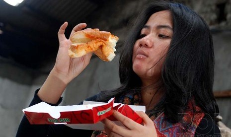 Makanan fast food sebaiknya dihindari ketika anda dalam perjalanan di dalam pesawat.