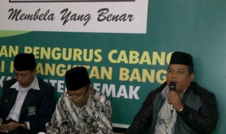 Fathan Subchi (kanan) saat berdialog dengan konstituennya di Demak, Jawa Tengah