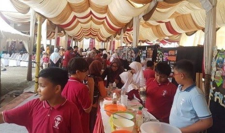 Fatih Bilingual School Banda Aceh kembali mengadakan kegiatan Science, Technology, Engineering, Mathematics, and Social Studies (STEMS) Expo pada Jumat (25/10) hingga Sabtu (26/10) lalu di kompleks sekolah tersebut, kawasan Lamlagang, Banda Aceh.