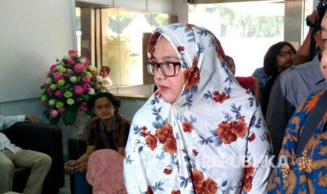 Fatimah Hussein Assegaf hadir memenuhi panggilan Polda Metro Jaya untuk diperiksa sebagai saksi dalam kasus dugaan obrolan pornografi Habib Rizieq Shihab dan Firza Husein, Selasa (13/6). 