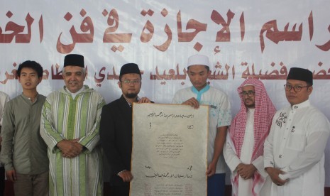 Fauzan Firmansyah, santri kelas 11 Pondok Pesantren Daarul Qur'an, karena secara resmi ia mendapatkan sanad kaligrafi untuk khat Riq'ah. 