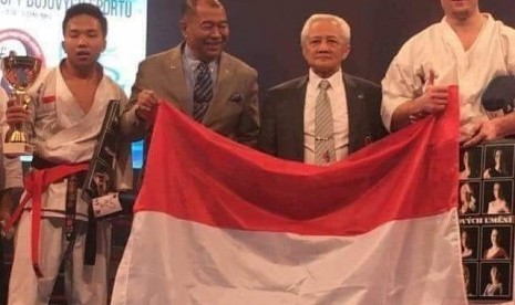 Fauzan Noor, paling kiri, ketika meraih juara dunia karateka tradisional di Praha, awal 2018. Lihat sosok lawannya yang merupakan karateka asal Cheska yang berbadan jauh lebih tinggi dan berpostur lebih besar darinya.