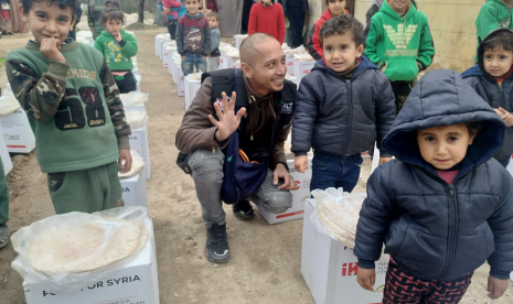 Fauzi Baadila sedang bersama anak-anak Suriah di pengungsian.