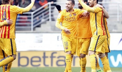 FC Barcelona's Croatian midfielder Ivan Rakitic (L), defender Jordi Alba (2L), Turkish midifielder Arda Turan (2R) and Uruguayan striker Luis Suarez (R) jubilate the goal scored by striker Munir El Haddadi (not at the image) against UD Eibar during their P