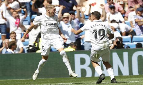 Fede Valverde (kiri) melakukan selebrasi setelah mencetak gol spektakuler melawan Real Mallorca di Santiago Bernabeu, Ahad (11/9/2022).