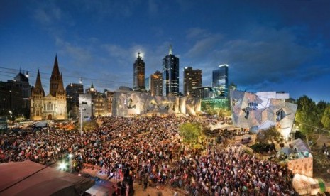 Federation Square di pusat Kota Melbourne, tempat siaran langsung pengumuman 50 Best Restaurant Awards.