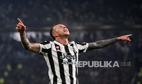  Federico Bernardeschi dari Juventus merayakan setelah dia mencetak gol kedua timnya saat pertandingan sepak bola Serie Italia antara Juventus dan Cagliari di Stadion Allianz di Turin, Italia, Rabu (22/12) dini hari WIB.